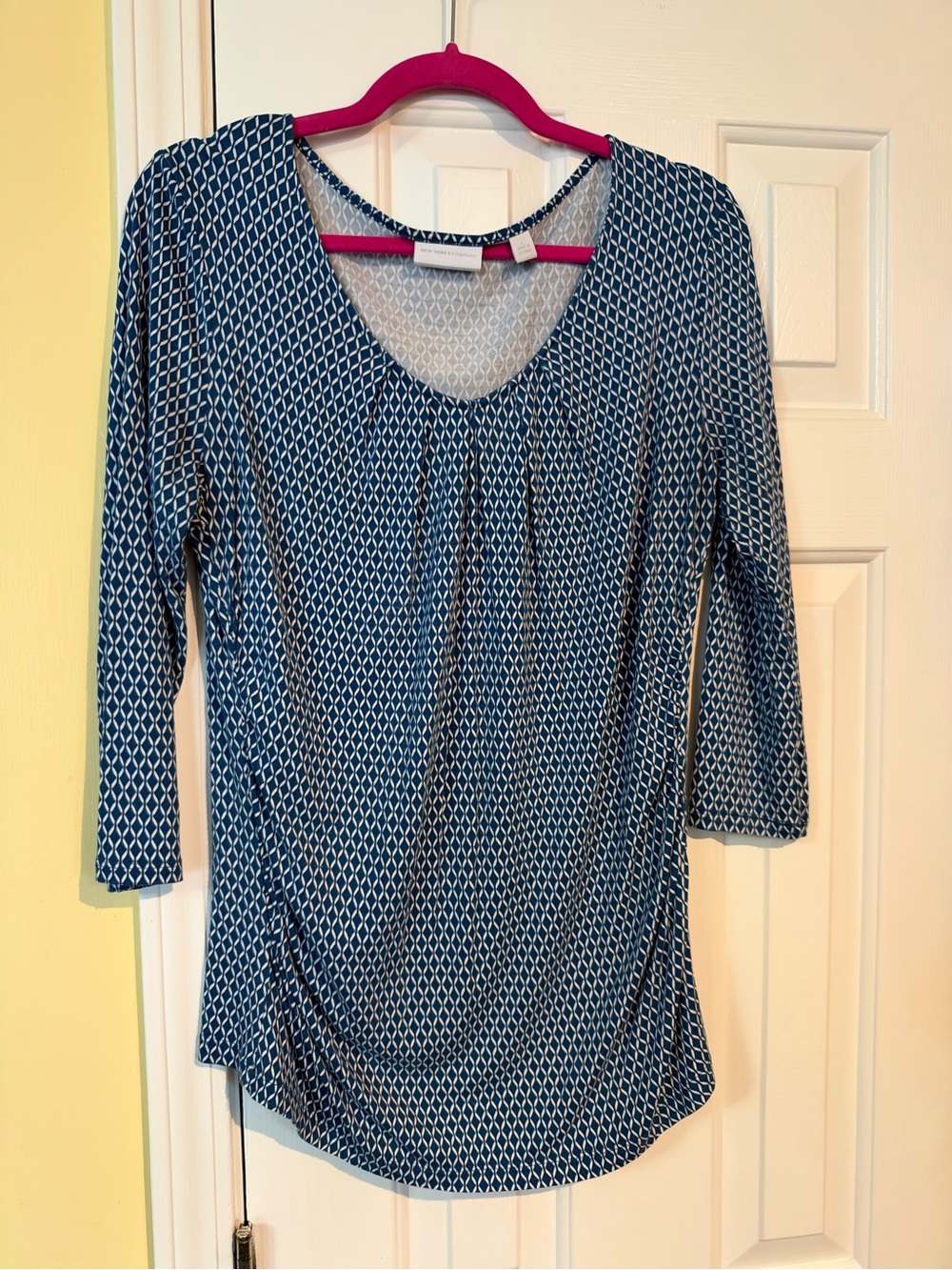 New York & Company Blue Geometric Scoop Neck Blouse